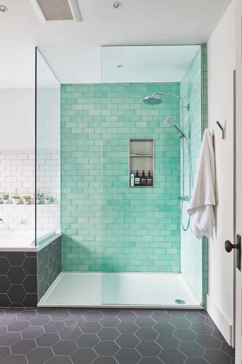 59. Piso hexagonal para decora&ccedil;&atilde;o de banheiro com azulejo colorido na &aacute;rea do box &ndash; Foto: Houzz