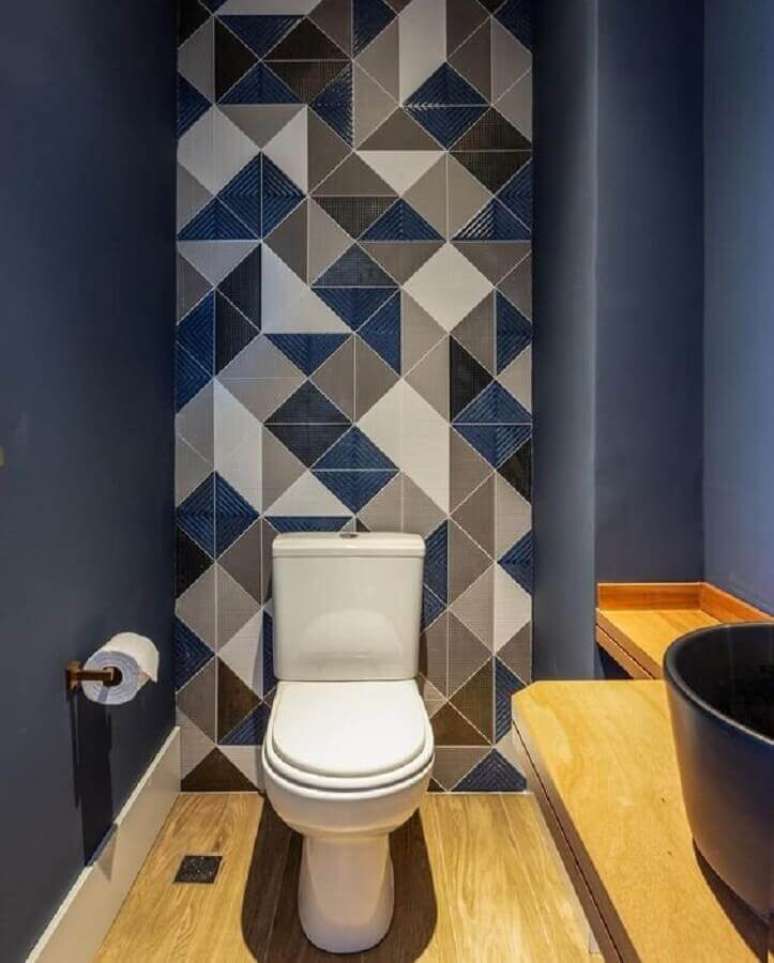 42. Decoração com azulejo colorido para banheiro pequeno azul – Foto: Cintia Filoni Arquitetura