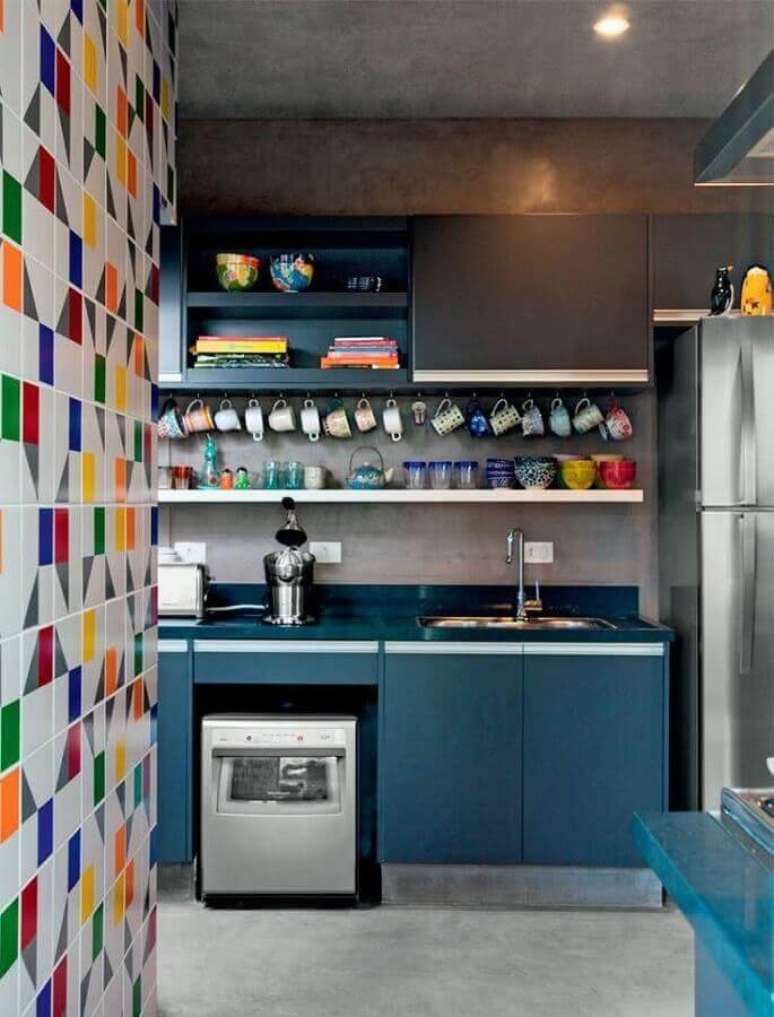 5. Azulejo colorido para decora&ccedil;&atilde;o de cozinha estilo industrial &ndash; Foto: Casinha Colorida