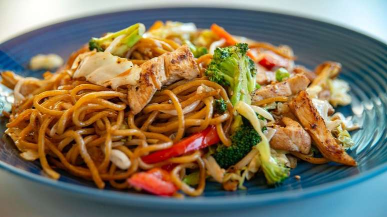 Prepare receitas deliciosas de yakisoba e frango xadrez