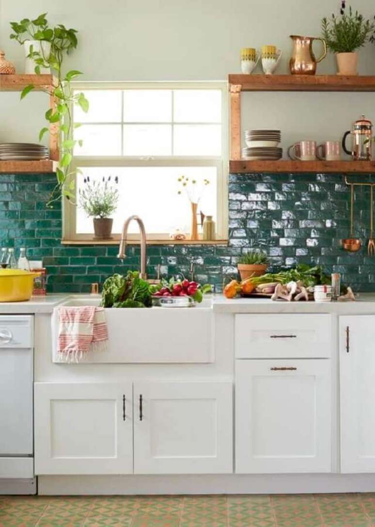 15. Azulejo colorido para cozinha branca e verde decorada com nicho de madeira rústico – Foto: House Beautiful