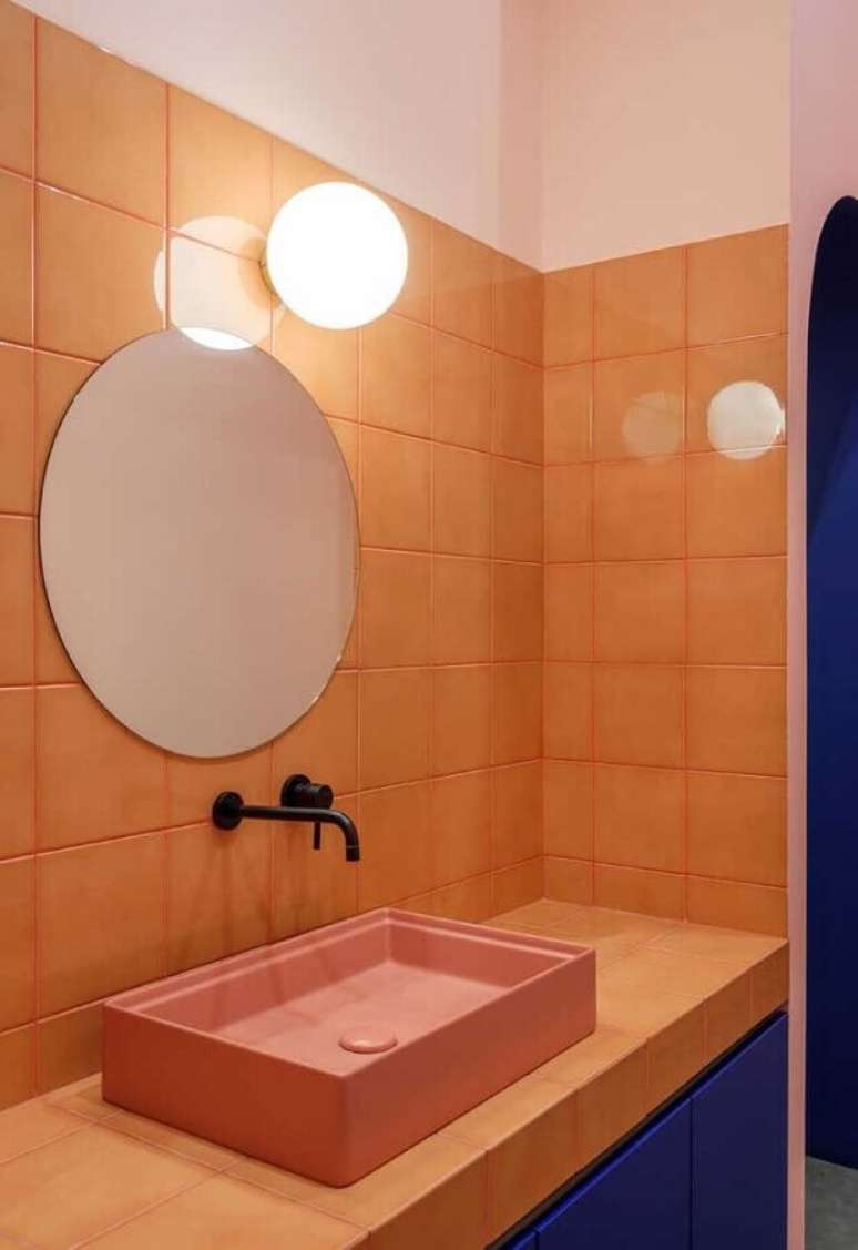7. Azulejo colorido para banheiro simples decorado com espelho redondo – Foto: Decor Fácil