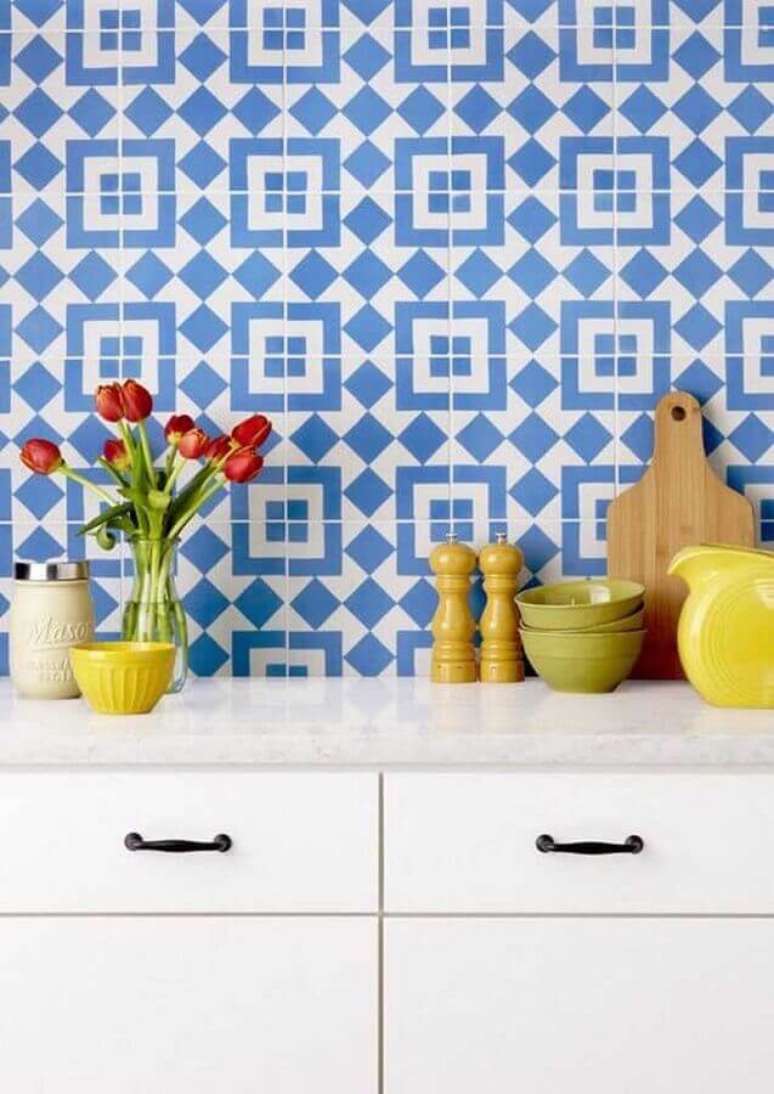 47. Decoração de cozinha branca com azulejo colorido azul – Foto: Decor Fácil