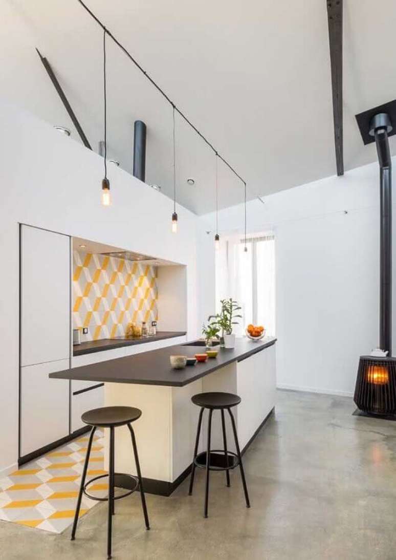 33. Cozinha branca com ilha decorada com azulejo colorido – Foto: Home Fashion Trend