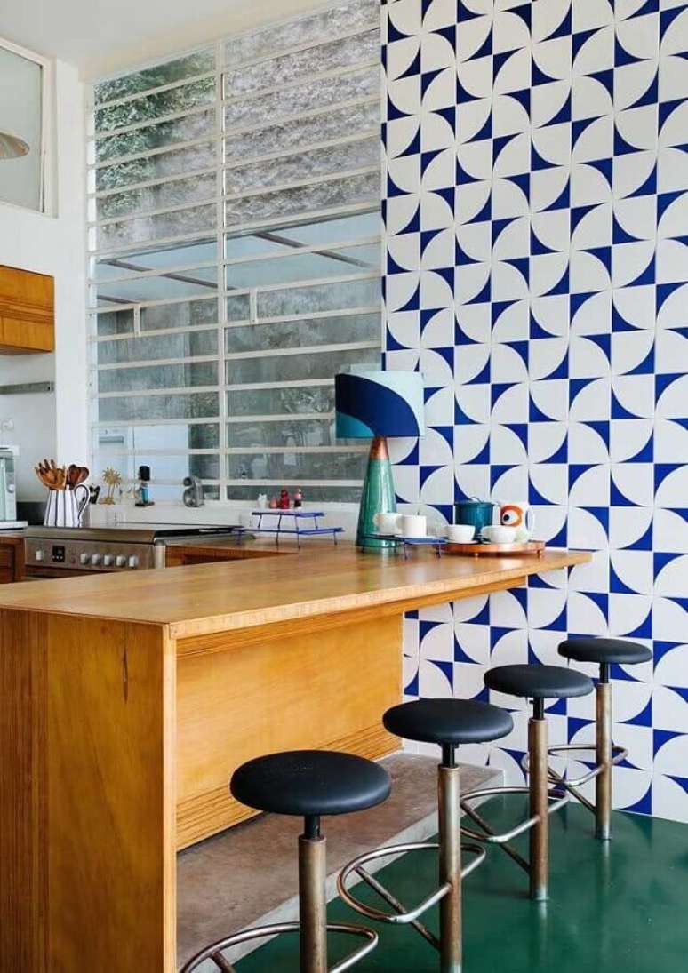 3. Azulejo colorido para decora&ccedil;&atilde;o de cozinha com bancada de madeira &ndash; Foto: Luiza Florenzano