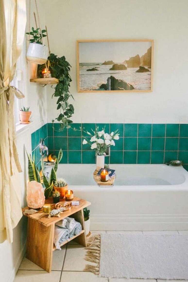 55. Decoração simples para banheiro com meia parede de azulejo colorido verde – Foto: MyDomaine