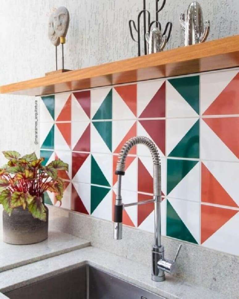 18. Azulejo colorido para decora&ccedil;&atilde;o de &aacute;rea gourmet &ndash; Foto: Mara Ramos Arquitetura