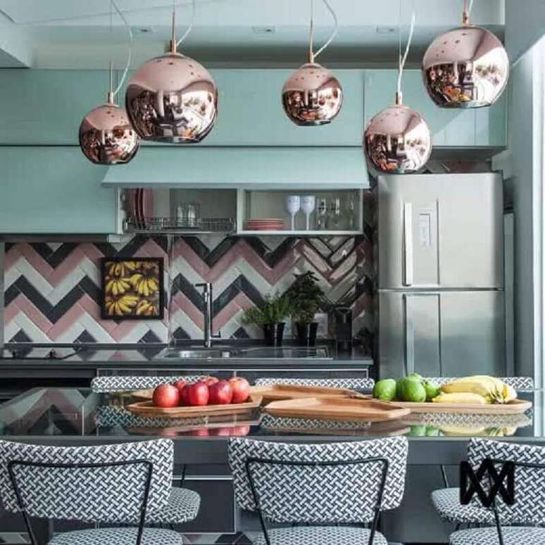 58. Luminária redonda para decoração de cozinha com azulejo colorido – Foto: Andrade Mello Arquitetura