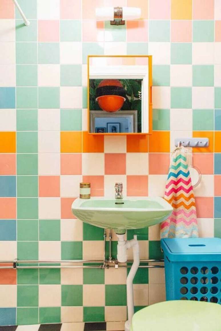 28. Banheiro simples decorado com azulejo colorido – Foto: Houzz