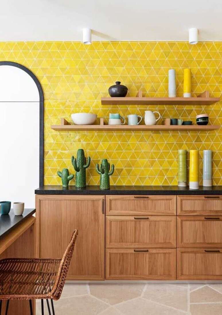 36. Cozinha de madeira decorada com azulejo colorido amarelo &ndash; Foto: Sun Decor