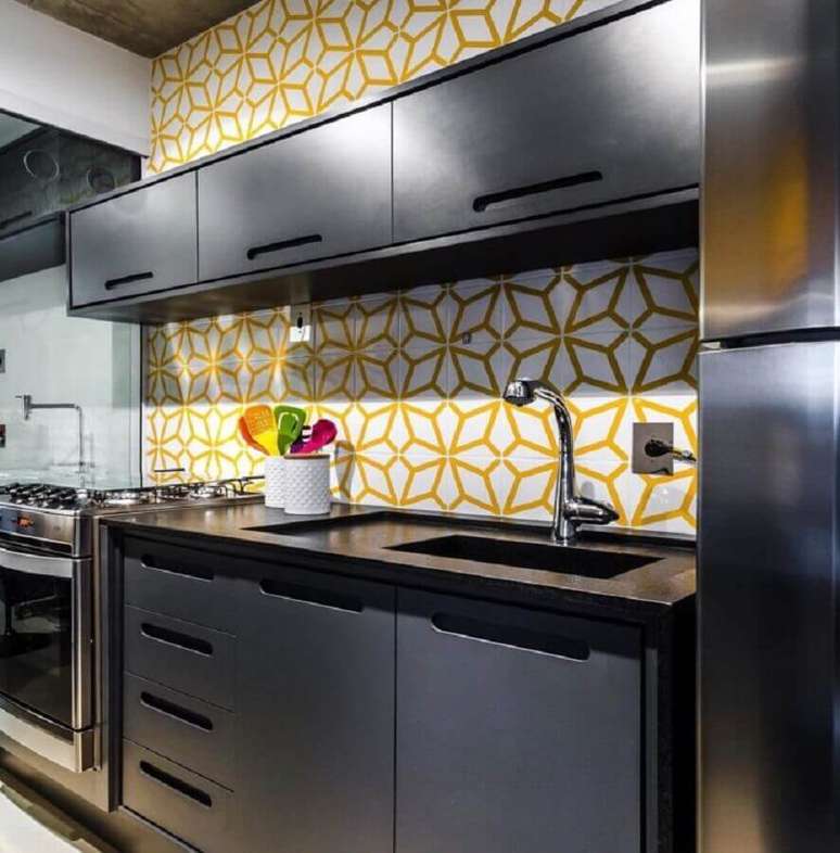 35. Cozinha cinza moderna decorada com azulejo colorido estampado – Foto: Andrea Murao
