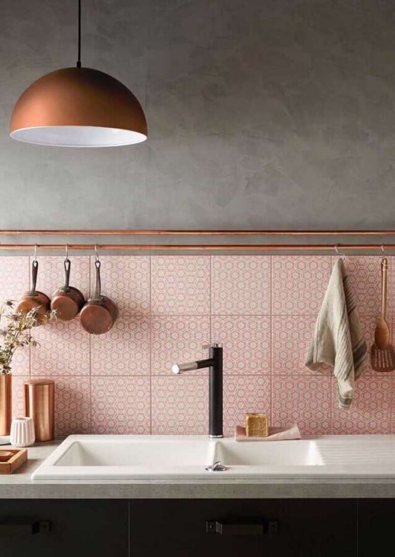 16. Azulejo colorido para cozinha cinza e rosa decorada com parede de cimento queimado – Foto: Archilovers