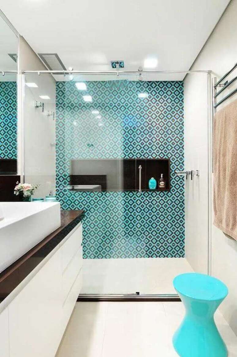 39. Decoração clean para banheiro branco com azulejo colorido na área do box – Foto: Houzz
