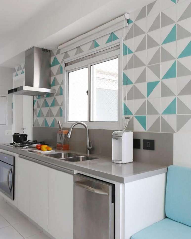 41. Decoração clean para cozinha planejada com azulejo colorido – Foto: Quattrino Arquitetura
