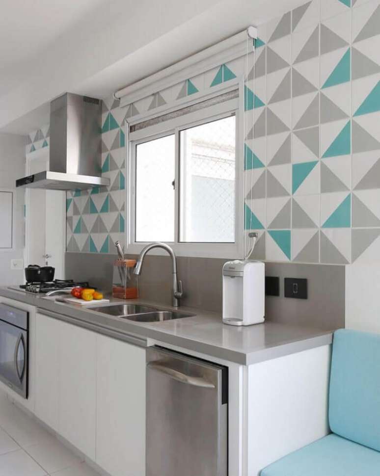 41. Decora&ccedil;&atilde;o clean para cozinha planejada com azulejo colorido &ndash; Foto: Quattrino Arquitetura