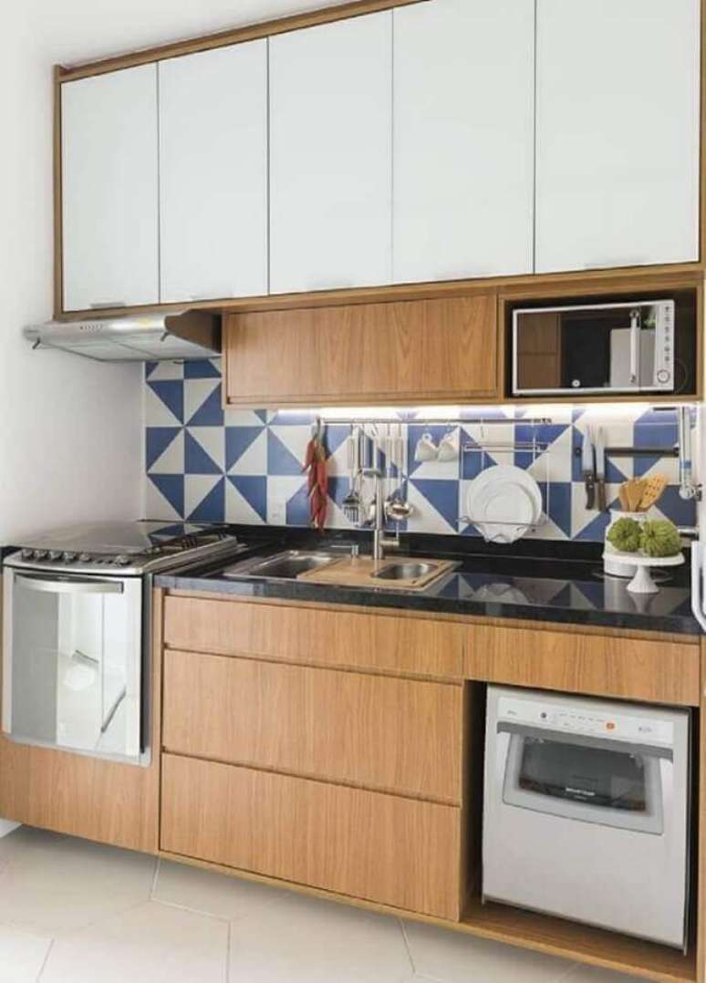 44. Decoração com azulejo colorido para cozinha pequena planejada – Foto: Estúdio URBHA