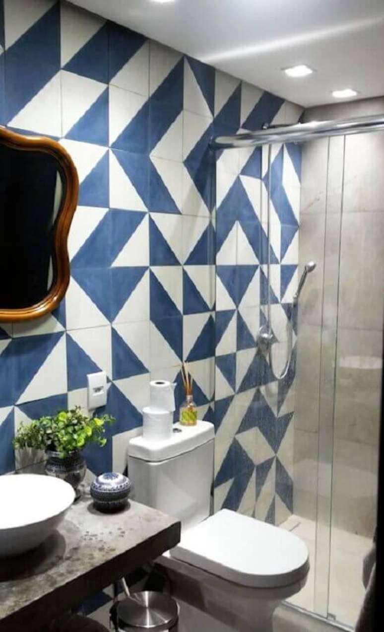14. Azulejo colorido para banheiro cinza e azul decorado com estilo moderno – Foto: Homify