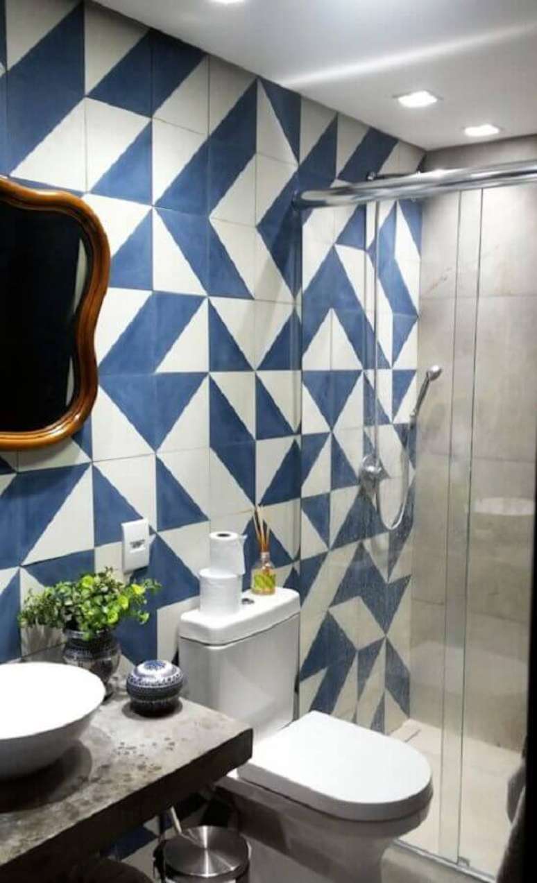 14. Azulejo colorido para banheiro cinza e azul decorado com estilo moderno &ndash; Foto: Homify