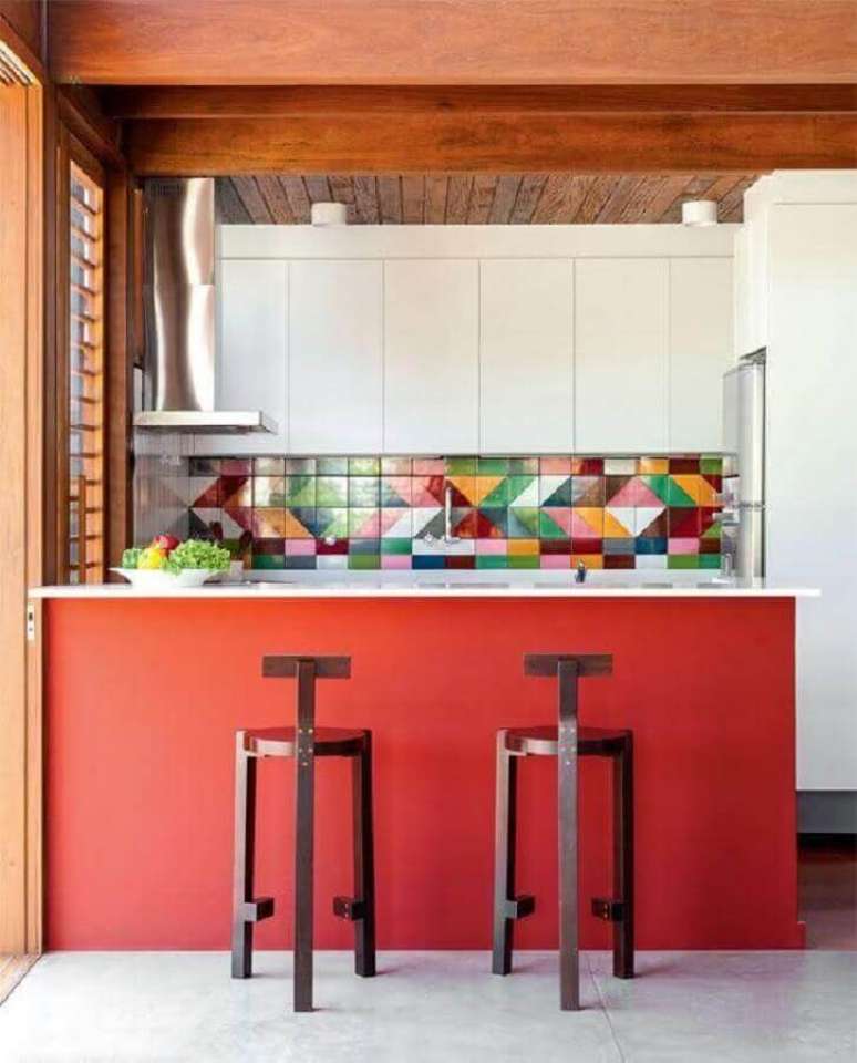 52. Decora&ccedil;&atilde;o de cozinha vermelha e branca com banqueta moderna e azulejo colorido &ndash; Foto: Home Fashion Trend