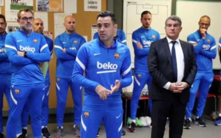 Xavi esteve com sua comissão técnica (Foto: Miguel Ruiz / Barcelona)