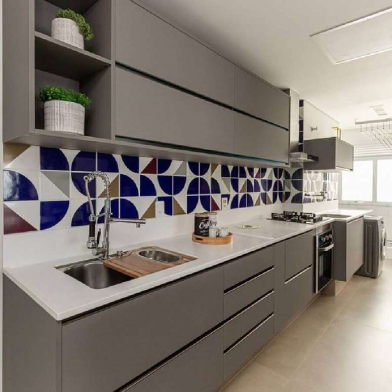 49. Decoração de cozinha planejada cinza e branca com azulejo colorido – Foto: Cavalcante Ferraz