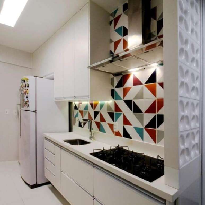 23. Azulejo colorido para decoração de cozinha planejada branca – Foto: Dauster Arquitetura