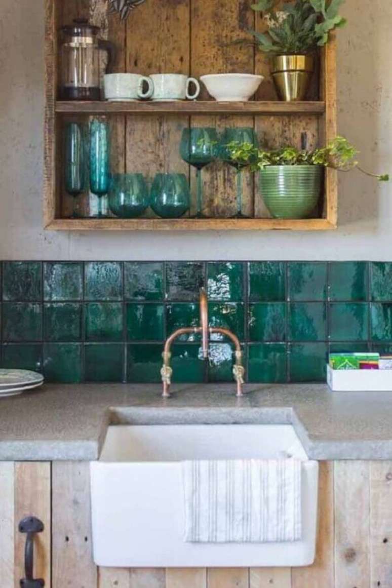 17. Azulejo colorido para cozinha simples decorada com nicho rustico &ndash; Foto: Decor F&aacute;cil