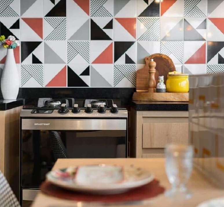 2. Decora&ccedil;&atilde;o de cozinha com azulejo colorido estampado &ndash; Foto: Isabel Amorim Arquiteta