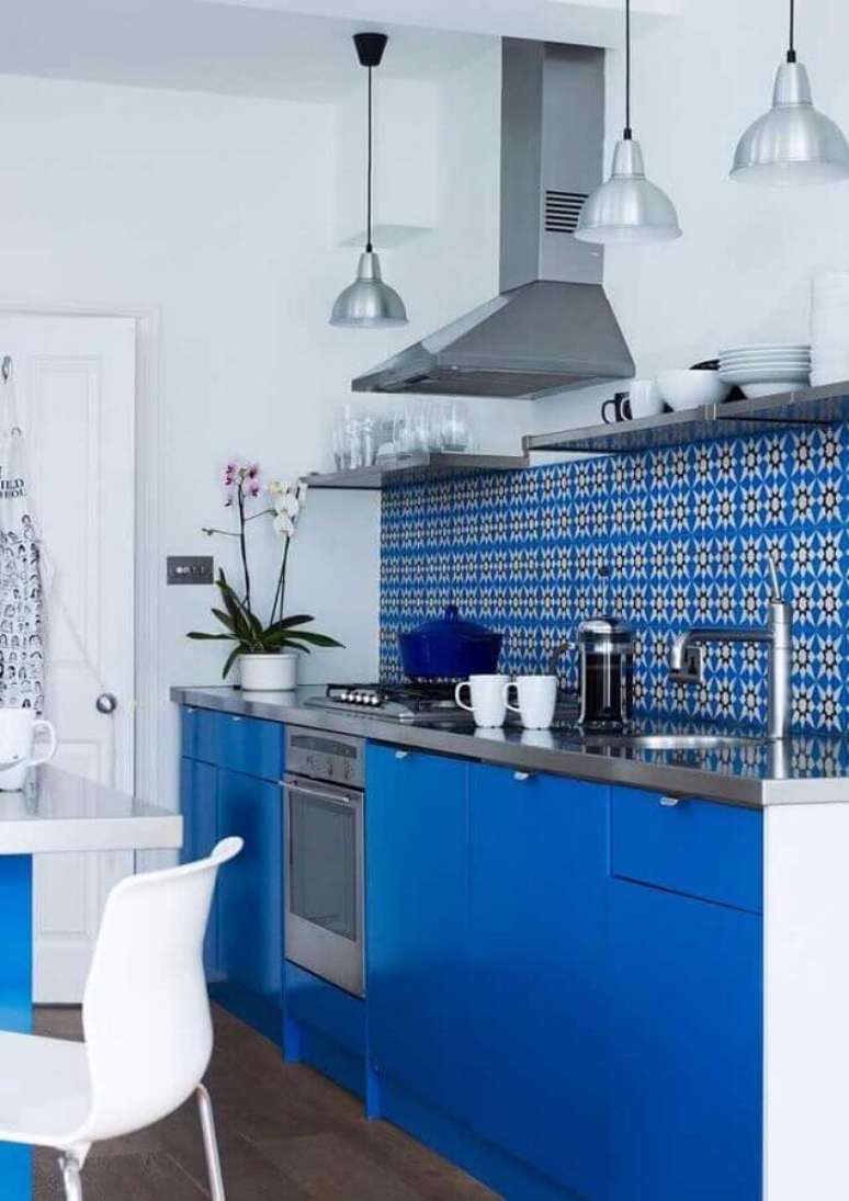 32. Cozinha azul e branca decorada com azulejo colorido estampado – Foto: Decor Fácil