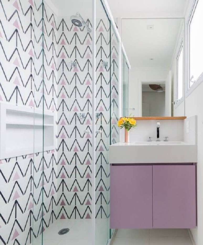 53. Decoração delicada para banheiro pequeno branco e lilás com azulejo colorido – Foto: Decor Fácil