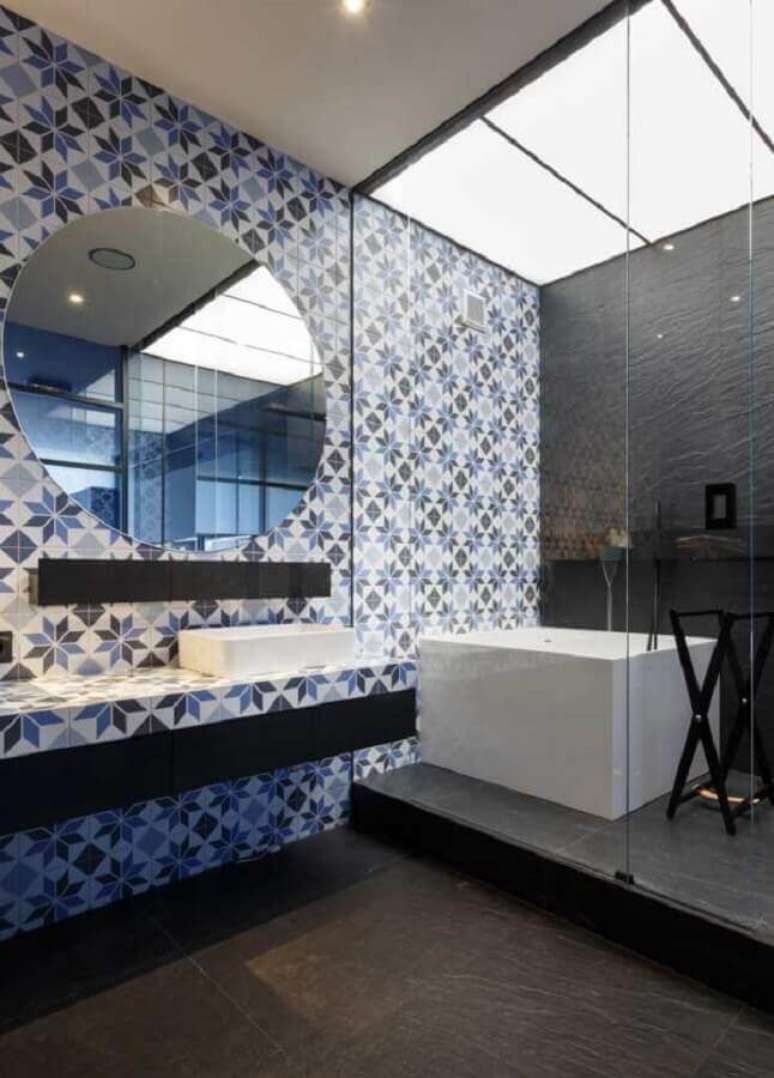 26. Banheiro cinza moderno decorado com espelho redondo e azulejo colorido estampado – Foto: Archdaily
