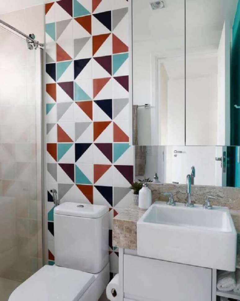 43. Decoração com azulejo colorido para banheiro pequeno – Foto: Lurca Azulejos