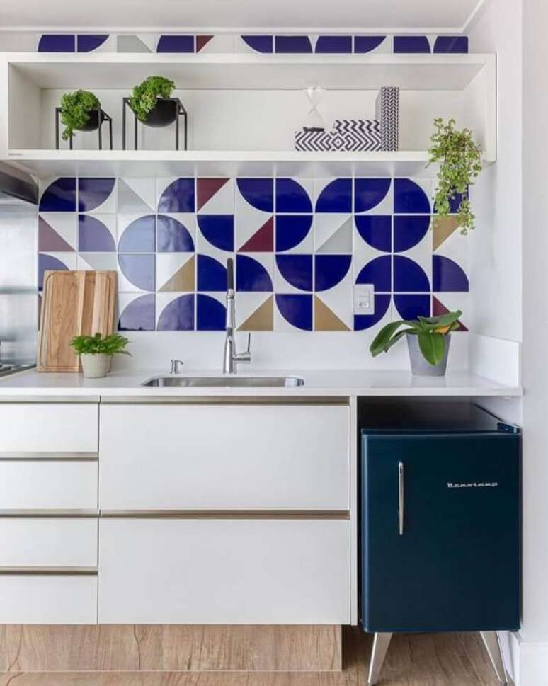 22. Azulejo colorido para decoração de cozinha branca planejada – Foto: Cavalcante Ferraz