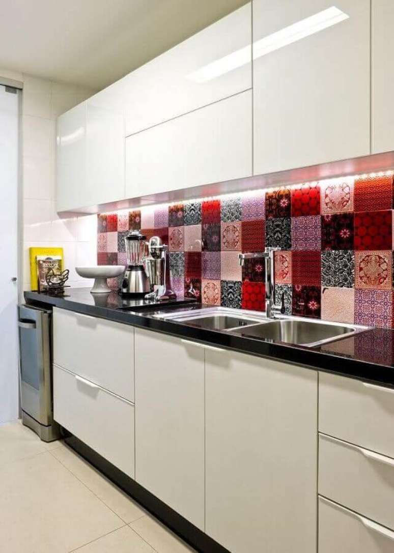 10. Azulejo colorido estampado para decoração de cozinha branca – Foto: Design Homes