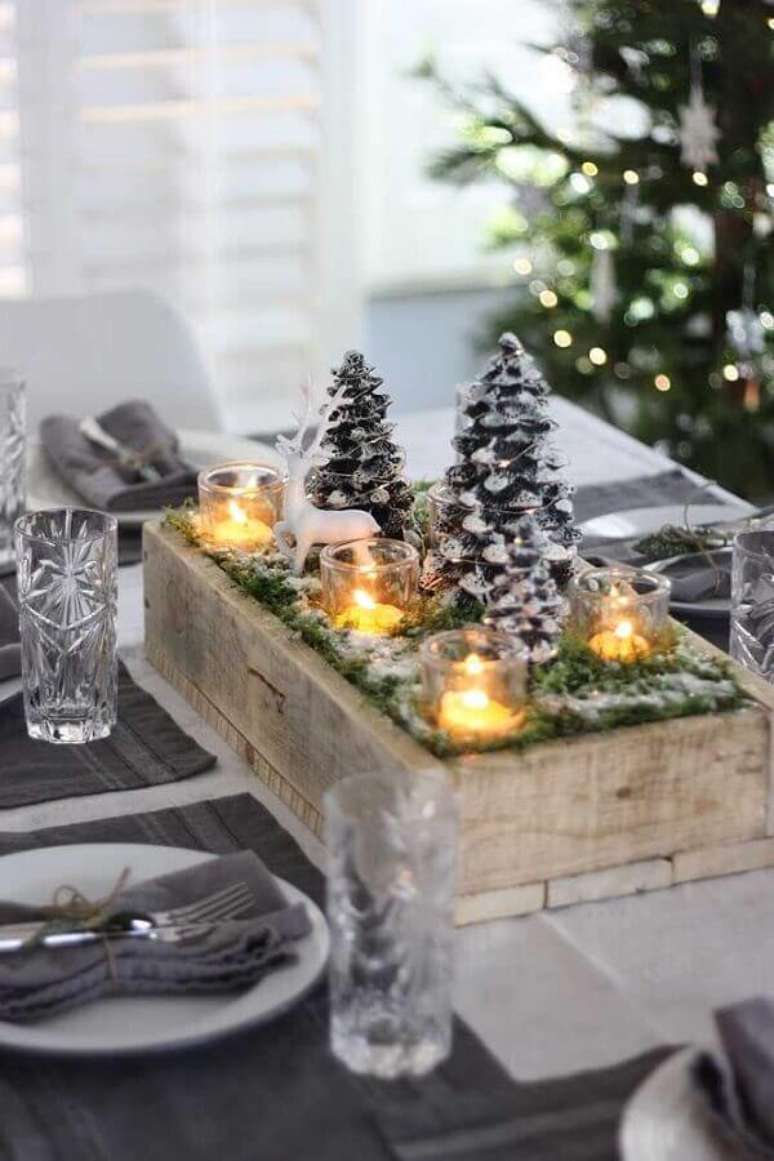 27. Decora&ccedil;&atilde;o com arranjo de mesa para ceia natalina com velas e pinhas &ndash; Foto: Dekodiz