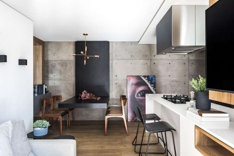 6. Sala preta e branca integrada com a cozinha e com quadro grande de chao – Foto UNIC Arquitetura