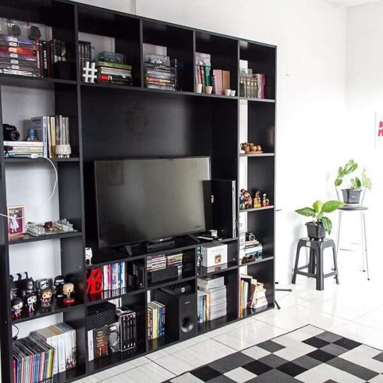 23. Painel com estante na sala preta e branca moderna – Foto Fabi Bezerra