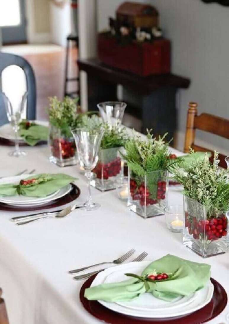 57. Mini vasinhos para decora&ccedil;&atilde;o de ceia natalina simples &ndash; Foto: Decor F&aacute;cil