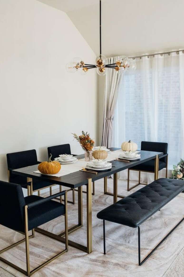 42. Sala preta e branca com metais dourados e lustre luxuoso – Foto Woods Furniture