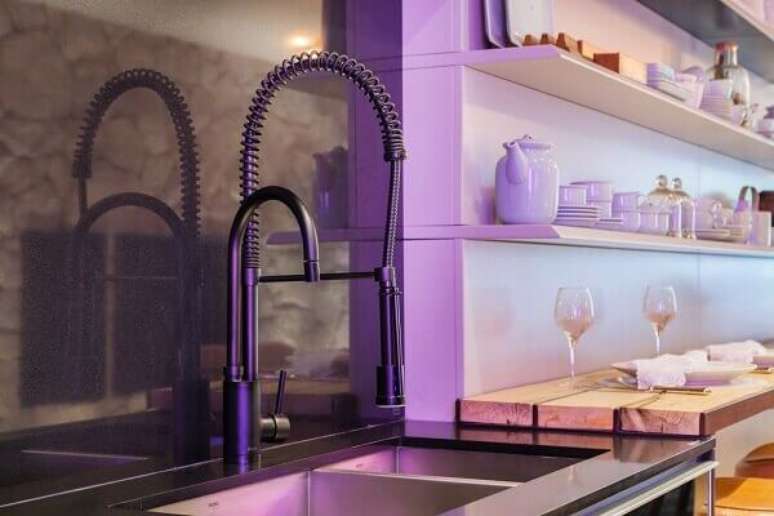 8. Cuba gourmet na cozinha com torneira preta &ndash; Projeto Gil Cioni e Olegario de S&aacute;