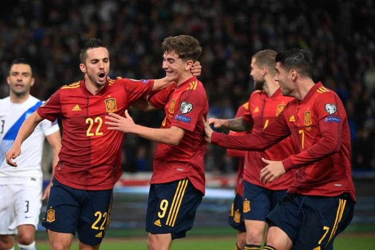 Espanha chegou aos 16 pontos no Grupo B das Eliminatórias Europeias (Foto: ARIS MESSINIS / AFP)