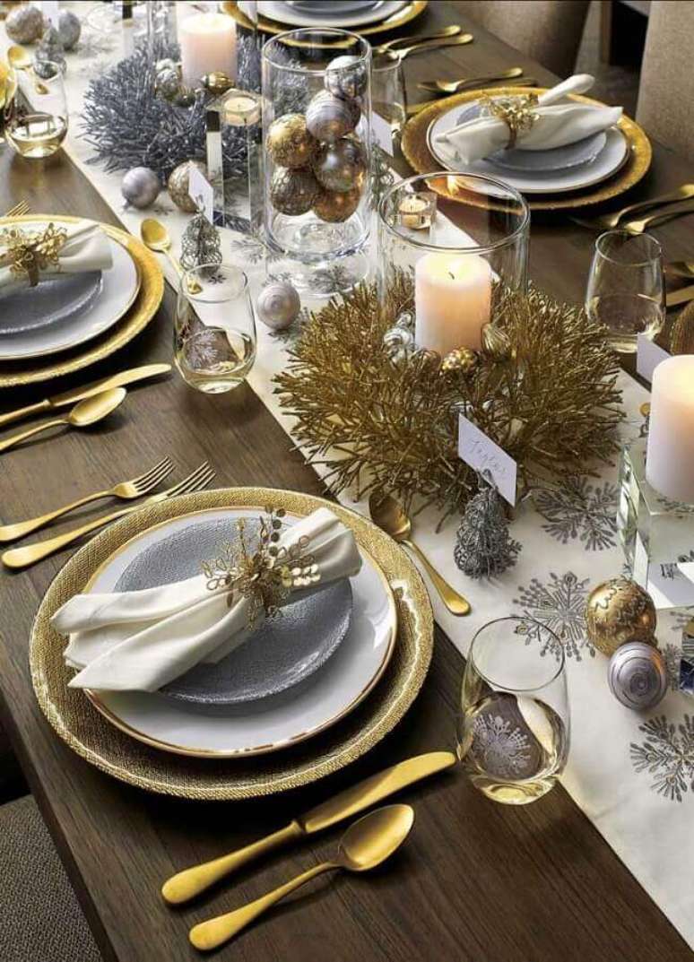 55. Ideias para ceia natalina decorada em prata e dourado &ndash; Foto: Dekodiz