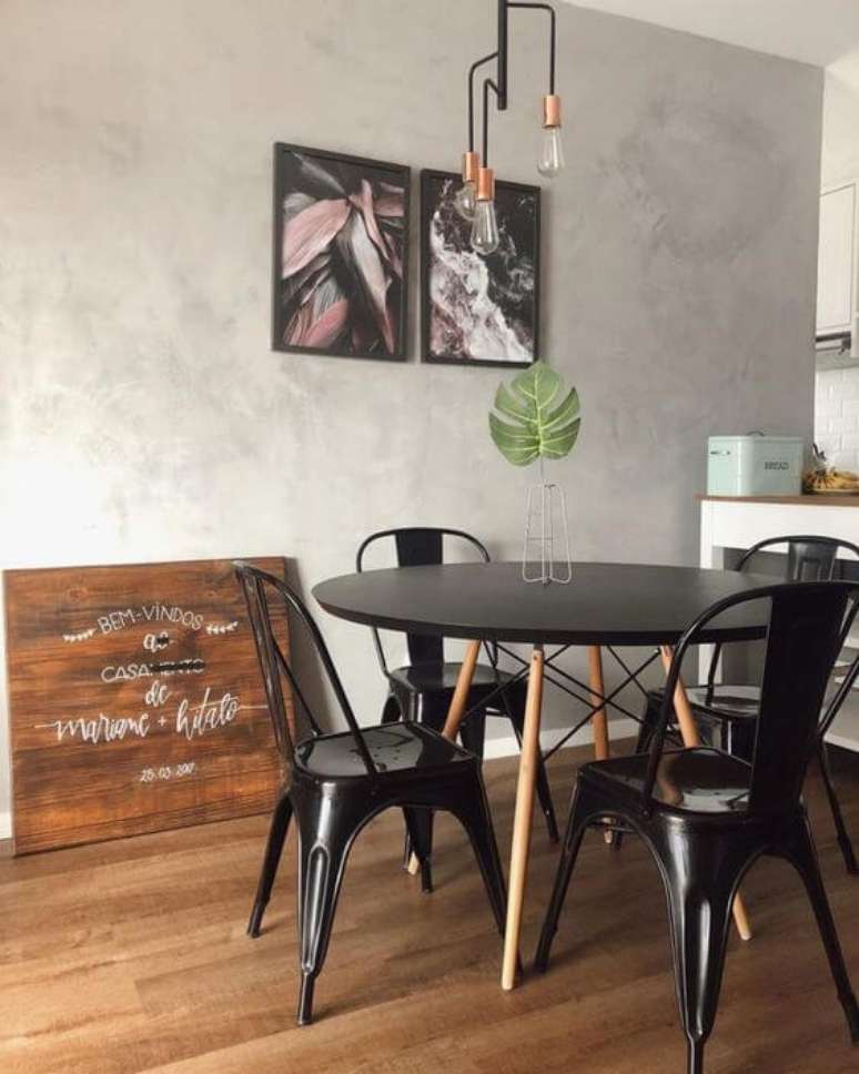 34. Sala de jantar com mesa eiffel e cadeira de ferro &ndash; Foto Apartamento 604