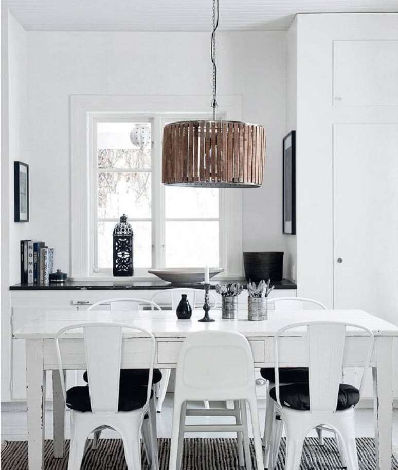 31. Sala de jantar branca e preta om lustre de madeira – Foto Decor Facil