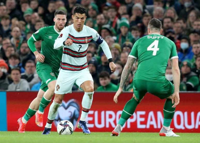 Cristiano Ronaldo teve poucas chances de balançar as redes contra a Irlanda (Foto: PAUL FAITH / AFP)