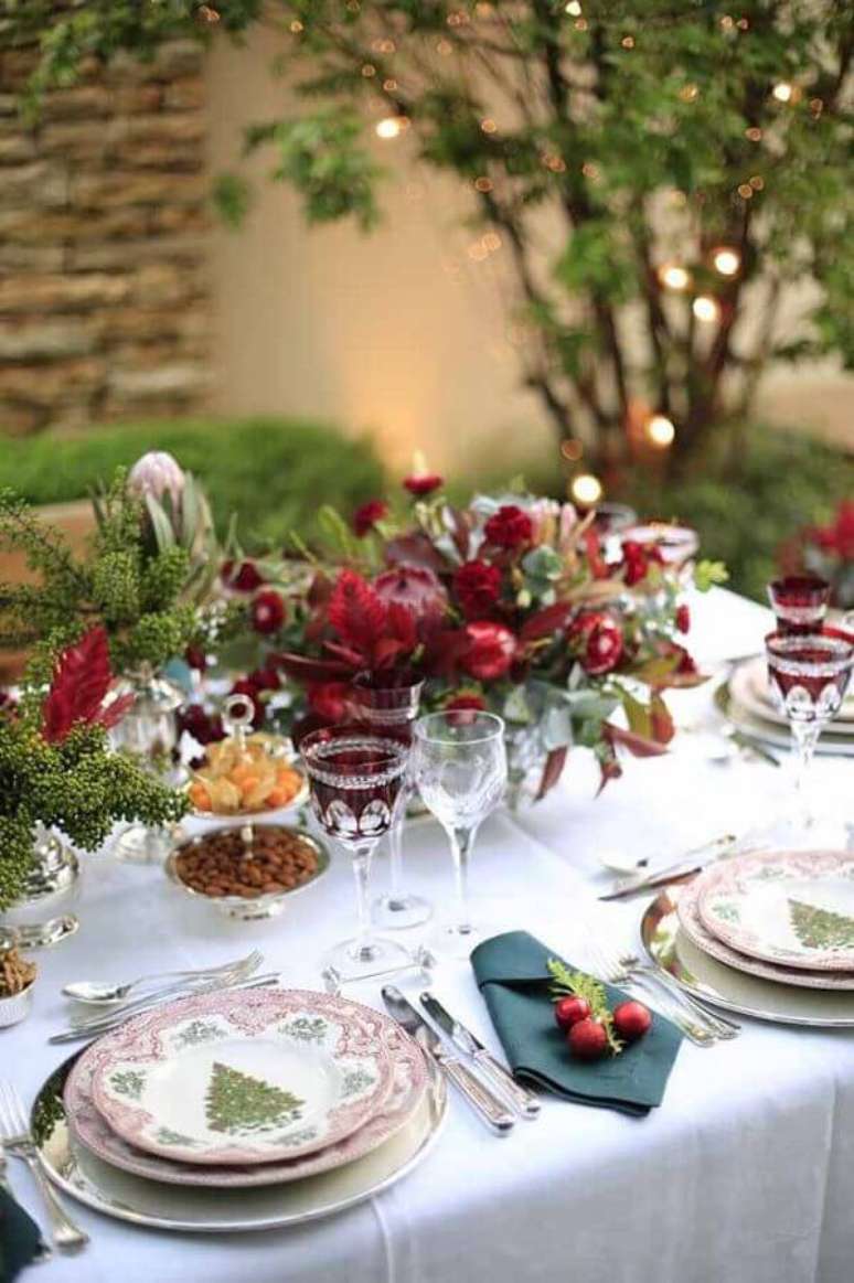 10. Arranjo de flores para decora&ccedil;&atilde;o de ceia natalina tem&aacute;tica &ndash; Foto: Casa Tr&egrave;s Chic