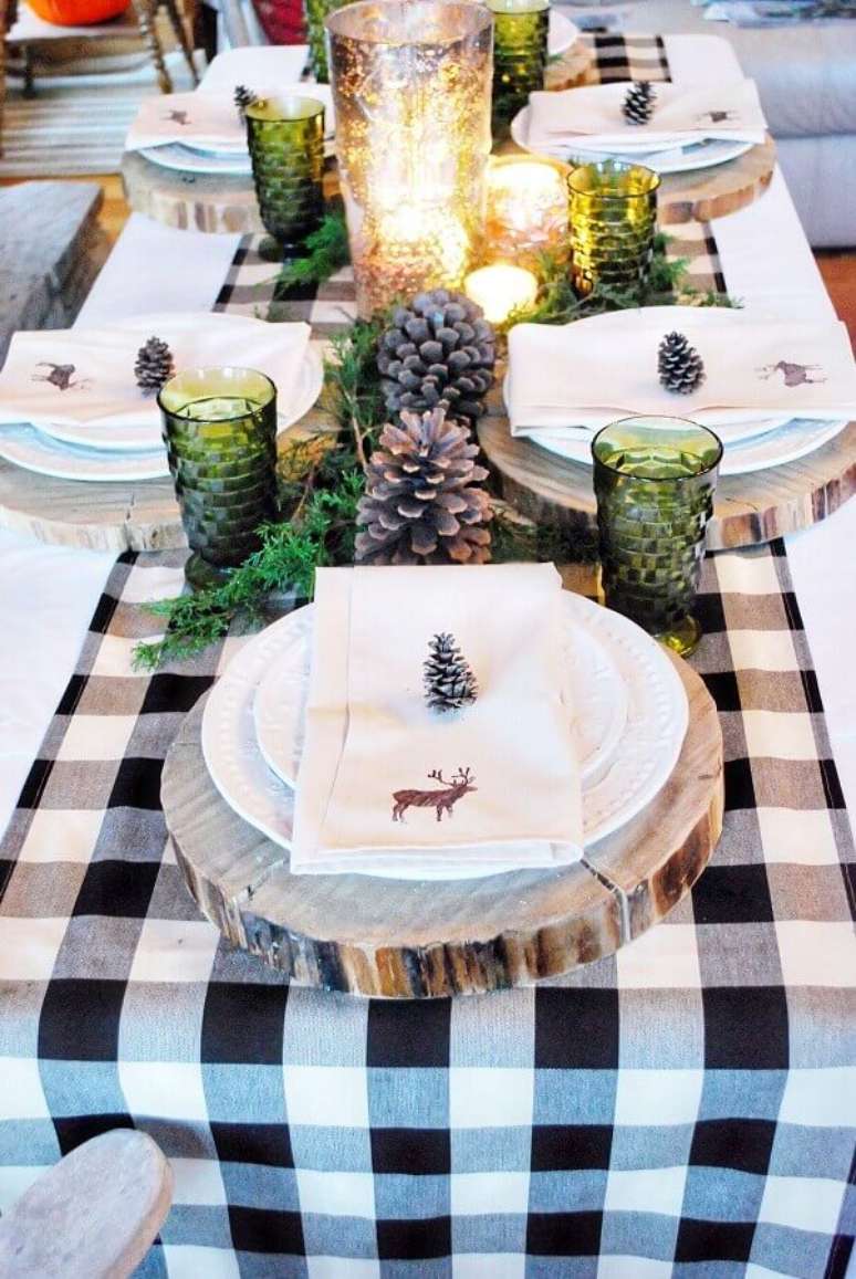 38. Decora&ccedil;&atilde;o de mesa de ceia natalina com toalha xadrez e pinhas &ndash; Foto: Rustic e Woven