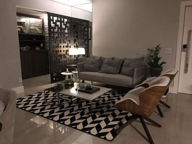 61. Tapete para sala preta e branca e sofá cinza moderno – Foto Arquorum Arquitetura