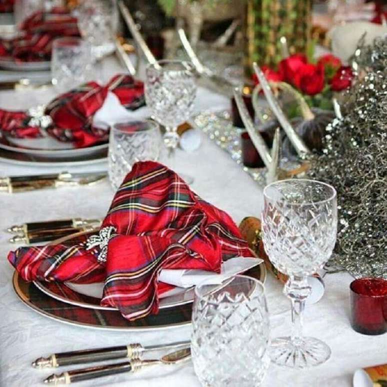 29. Decora&ccedil;&atilde;o de ceia natalina com guardanapo xadrez &ndash; Foto: Vizio Est&uacute;dio Criativo