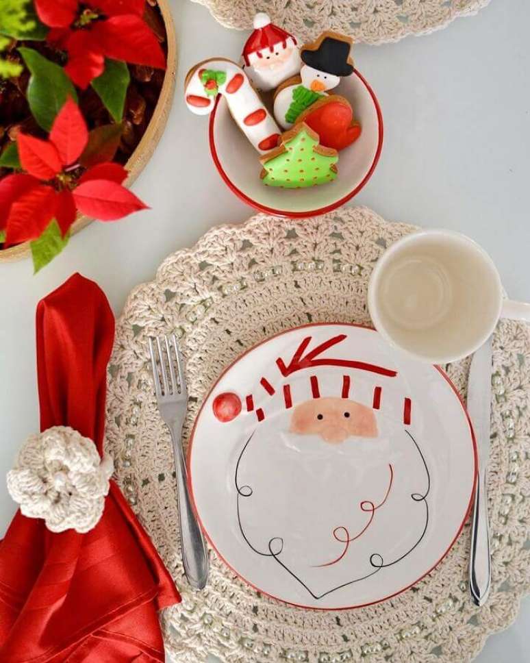 60. Sousplat de croch&ecirc; para decora&ccedil;&atilde;o de ceia natalina simples com prato de Papai Noel &ndash; Foto: My Pink Life